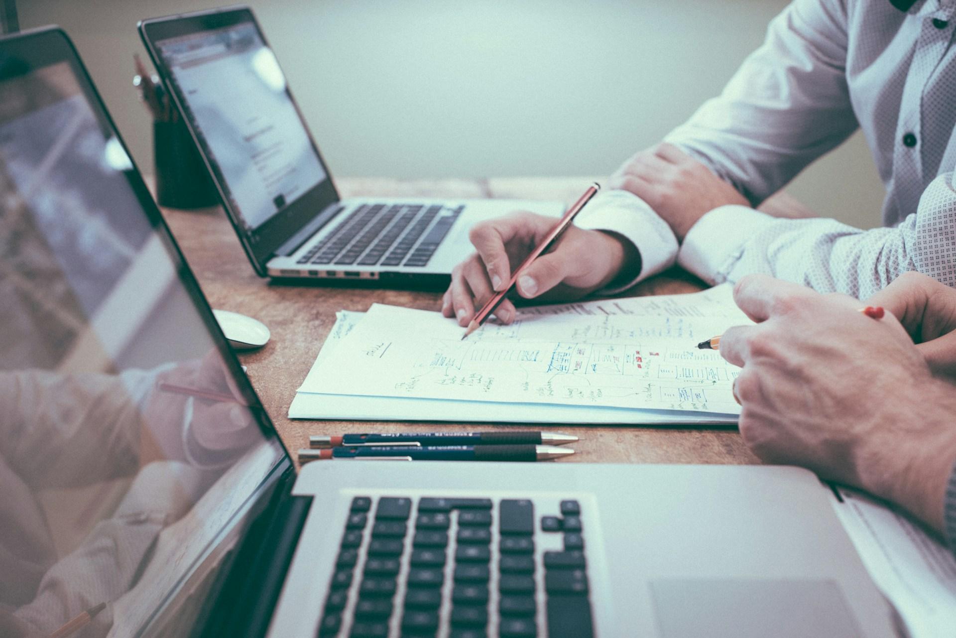 Ordinateur illustrant la vitesse d’un site web optimisé