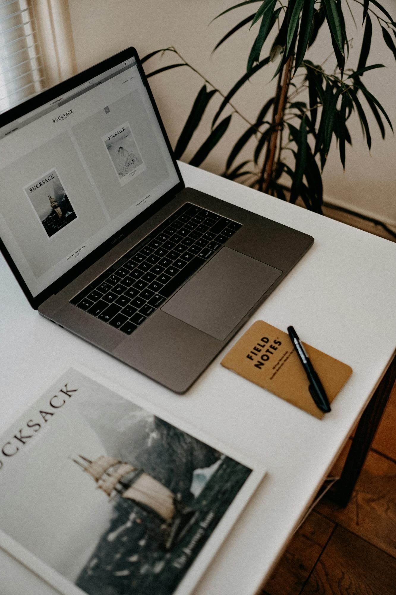 Ordinateur portable et carnet de notes sur un bureau, pour préparer un projet de site web
